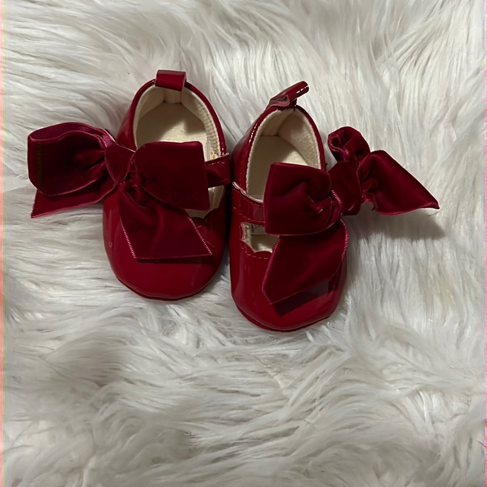 Pre-loved dress shoes. Never worn excellent condition size 0-3 months